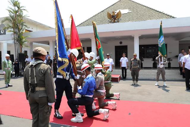 Bendera yang turut dikira keliling ke 38 Kabupaten /Kota terdiri dari Bendera Merah Putih, Bendera lambang Jawa Timur Jer Basuki Mawa Beya, Bendera lambang Satpol PP Praja Wibawa, Bendera lambang Perlindungan Masyarakat, Bendera lambang Pemadam Kebakaran dan Penyelamatan Yudha Brama Jaya serta Bendera lambang Hari Jadi Ke 78 Provinsi Jawa Timur.