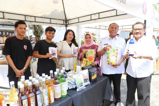 Ketua DPRD Kabupaten Jombang Mas'ud Zuremi (kanan) mendampingi Pj Bupati Jombang Sugiat menunjukkan produk kopi dalam kemasan berasal dari Wonosalam. 