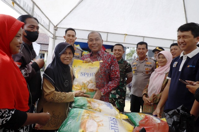 Pj Bupati Jombang Sugiat bersama Kapolres Jombang AKBP Eko Bagus Riyadi, Dandim 0814 Letkol Kav Devid Eko Junanto, Kepala Dinas Ketahanan Pangan Kabupaten Jombang Nur Kamalia SKM, M.Si, serta Kepala OPD terkait lainnya untuk turut memantau jalannya pelayanan Gerakan Pangan Murah.
