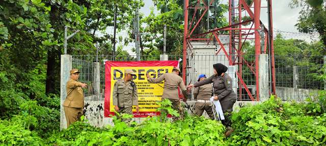 Pada Selasa (24/12/2024) siang, dipimpin langsung oleh Pj Bupati Jombang Dr Drs Teguh Narutomo M.M, bersama Satuan Polisi Pamong Praja (Satpol PP) sinergi dengan OPD terkait melakukan penyegelan terhadap salah satu tower BTS di seputaran Hayam Wuruk, Desa Jelak Ombo dan Jl. Brigjend Kretarto.