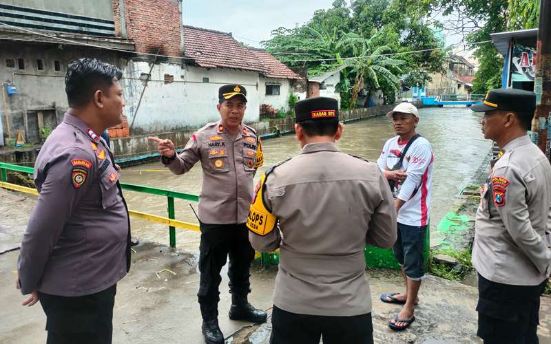 Wakapolres Jombang Kompol Hari Kurniawan (menghadap camera) didampingi Kabagops Kompol Bambang Setyobudi dan Kasubbag Srajemen Bagren Iptu M. Supriyo didampingi Bhabinkamtibmas Desa Pulolor Aiptu Sulistyo dan Kepala Dusun Dayu, Desa Pulo Lor sedang berdialog tentang solusi penanganan banjir. 