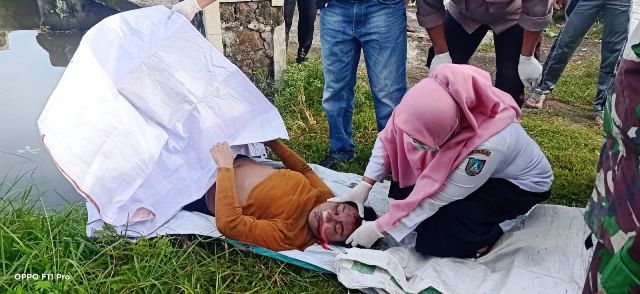 Tim Inafis masih melakukan evakuasi mayat yang ditemua di kanal sungai Tunggorono, Dusun Peluk, Desa Pacarpelik, Kecamatan Megaluh, Kabupaten Jombang. 