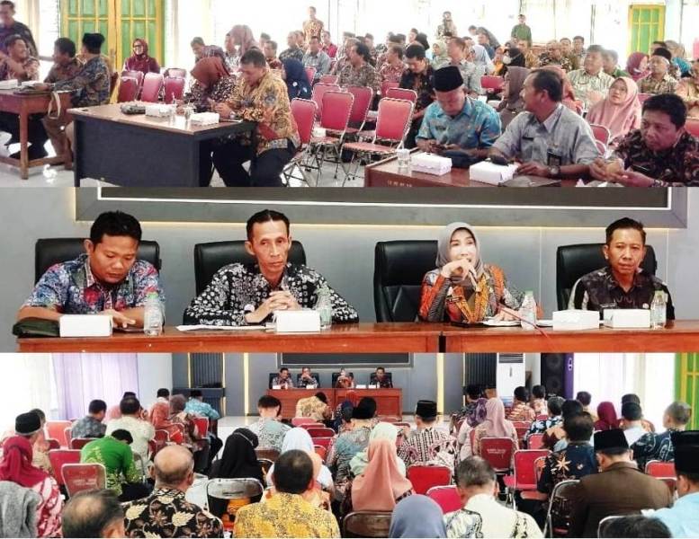 Plh Kepala Dinas Pendidikan dan Kebudayaan Kabupaten Jombang Wor Windari didampingi penjabat utama lingkup Dinas Pendidikan dan Kebudayaan Jombang (foto tengah), menyampaikan materi sosialisasi di hadapan peserta (foto atas dan bawah) di Aula 2 Gedung Dikbud Jombang, Kamis (30/1/2025).   