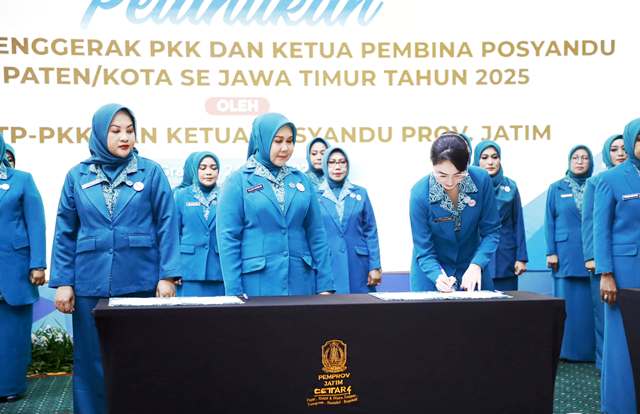 Yuliati Nugrahani  Warsubi yang akrab di sapa Ibu Yuliati Warsubi (berdiri tengah) ) dilantik sebagai Ketua Tim Penggerak (TP) PKK Kabupaten Jombang sekaligus Ketua Pembina Posyandu Kabupaten Jombang periode 2025-2030. Pelantikan dilakukan oleh Ketua TP PKK Jawa Timur, Arumi Bachsin (merunduk tanda tangan berita acara)