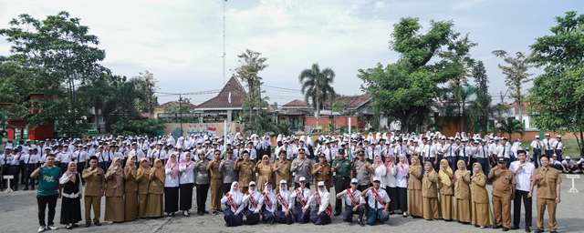 Kapolres Jombang, AKBP Ardi Kurniawan, S.H., S.I.K., CPHR, bersama civitas akademika SMPN Plandaan.