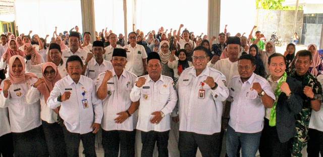 Wakil Bupati, Asisten, Kadisperindag Forpimcam dan Kades kompak semangat mengikuti kegiatan Incubator Bisnis di Pendopo Desa Kedawung, Kecamatan Diwek, Rabu (30/4/2025)