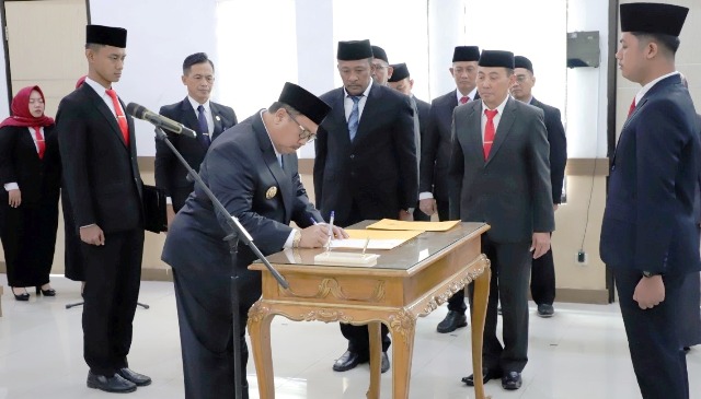 Bupati Jombang Warsubi, SH, M.Si menandatangani berita acara pelantikan 15 pejabat lingkup Pemkab Jombang, Selasa (27/5/2025) di ruang Swagata Pendopo Kabupaten Jombang. 