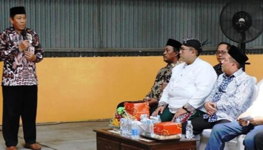 Kepala Dinas Pertanian Jombang Ir Much Rony, M,M., (berdiri kiri) dihadapan Wakil Bupati Jombang, Salmanudin, S.Ag., M.Pd menyampaiakn paparan saat menerima/mendampingi kunjungan kerja spesifik Komisi IV DPR RI di Gudang Bulog Tunggorono, Jombang, pada Jumat (2/5/2025). Kunjungan ini merupakan bagian dari masa sidang III tahun sidang 2024-2025.
