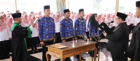 Bupati Jombang Abah Warsubi melantik 431 Asn lingkup Pemkab Jombang, hadir pada pelantikan ini Wakil Bupati Jombang Salmanudin, Sekdakab Jombang Agus Purnomo, dan jajaran kepala OPD terkait.