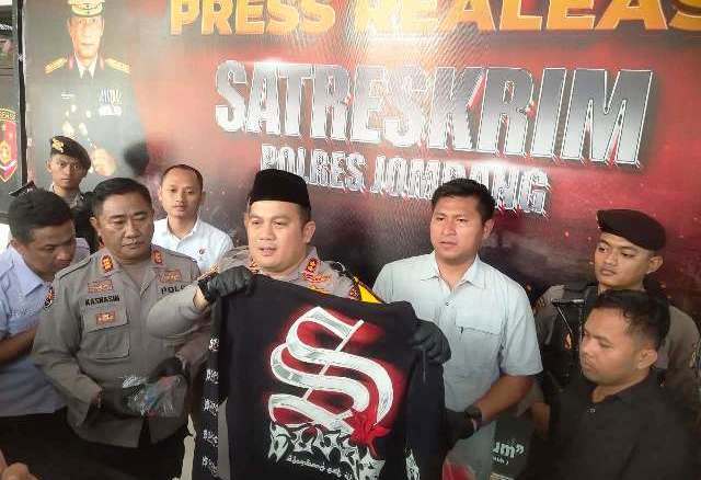 Kapolres Jombang AKBP Ardi Kurniawan didampingi Kasat Reskrim AKP Margono Suhendra menunjukkan barang bukti indentitas geng motor di Jombang