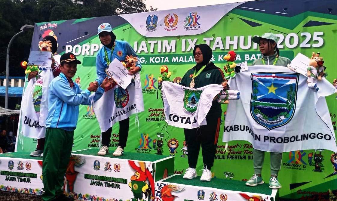 Aprilia Kusumawati atlet paralayang Kabupaten Jombang menerima medali emas setelah ia berhasil menjadi atlet terbaik melakukan nomor lomba nomor lintas alam individu peroranahn putri, di Gunung Banyakan, Kota Batu. 