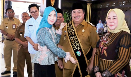 Dalam rangkaian Hari Keluarga Nasional tahun 2025, IKPB Kabupaten Jombang menetapkan Bupati Warsubi sebagai Ayah Teladan dan Ketua TP PKK Kabupaten Jombang Yuliati Nugrahani sebagai Bunda Generasi Berencana (Genre), tampak Sekretaris BKKBN Jatim, Ghana Renaldi Pasca Surya, SH, M.Ak., menyematkan selendang kepada Bupati Jombang didampingi istri, Selasa (29/7/2025). 