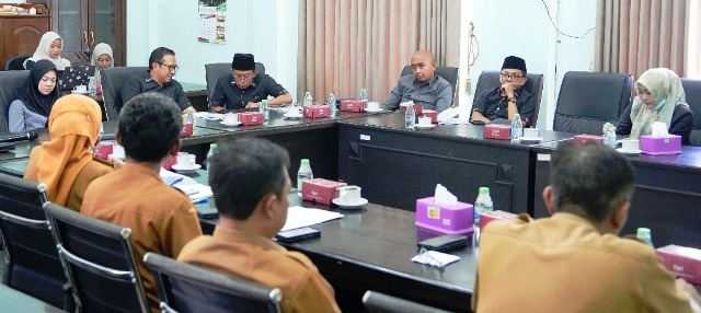 Kepala Dinas P&K Jombang, Wor Windari (membelangkani camera/serama keki), menyampaikan menjelasan kepada Komisi D DPRD Kabupaten Jombang terkait pengadaan kain dan seragam tahun 2025 dalam upaya  memberdayakan penjahit lokal di desa dan kecamatan. 