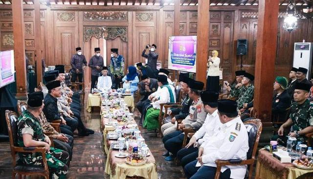 Kapolri Jenderal Polisi Drs. Listyo Sigit Prabowo, M.Si., silaturahmi dengan Mursyid Thoriqoh  Shiddiqiyyah, Indonesia KH. Muchtar Mu'thi di Pondok Pesantren Majma'al Bahroin Hubbul Wathon Minal Iman Shiddiqiyyah, Ploso, Jombang, pada Rabu (20/8/2025) siang.