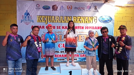 Ketua Umum KONI Kabupaten Jombang Sumarsono (kanan) berdampingan dengan Ketua Cabor Akuatik Kabupaten Jombang Drs Anang Masruchin, M.Si (kedua dari kanan) foto bersama atlet juara renang didampingi Kabid Olahraga Disporapar Jombang Iwan Sutiyono dan Suwono (kiri) usai penyerahan medali juara, Sabtu (09/08/2025) di Kompleks Kolam Renang Tirta Satria, Desa Jabon, Kecamatan Jombang. 