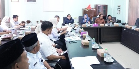 Rapat Dengan Pendapat (RDP) dengan Disporapar, Kamis (7/8/2025) Wakil Ketua Komisi D DPRD Jombang, Erna Kuswati menyampaikan PAD dari sektor pariwisata saat ini baru mencapai sekitar Rp 900 juta. Angka tersebut dinilai masih bisa ditingkatkan dengan berbagai inovasi yang tidak harus membutuhkan biaya besar.