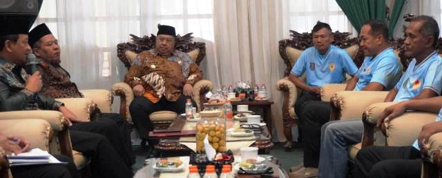 Pengurus KONI Kabupaten Jombang diterima Bupati dan Wakil Bupati Jombang di Pendopo menyampaikan laporan hasil prestasi kontingen Kabupaten Jombang pada Porprov Jatim IX Tahun 2025, Kamis (31/7/2-25).