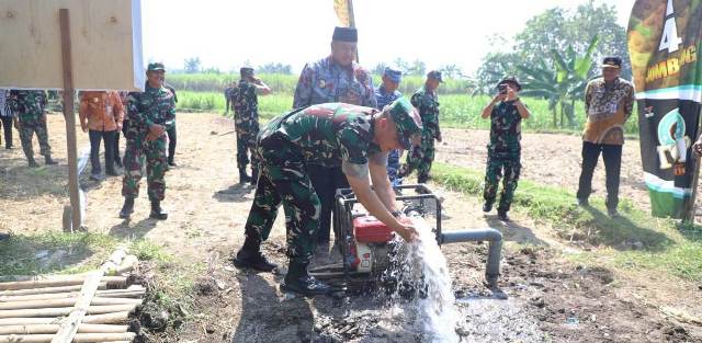 Pada Jumat (1/8), Tim Pengawasan dan Evaluasi (Wasev) TMMD bersama Bupati Warsubi melaksanakan kunjungan lapangan ke sejumlah lokasi sasaran kegiatan di Kecamatan Ngusikan. Tampak Asisten Logistik (Aslog) Panglima TNI Mayor Jenderal (Mayjen) TNI Candra Wijaya, mencoba hasil pengemoran dengan mengalirnya air menggunakan pompa alcon. 