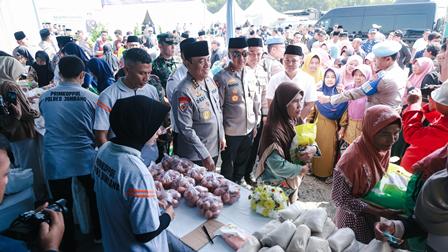 Kapolres Jombang, AKBP Ardi Kurniawan, S.H., S.I.K., CPHR menyaksikan masyarakat dapat membeli berbagai komoditas kebutuhan pokok seperti beras, gula, minyak goreng dan Telur dengan harga di bawah pasaran, Rabu (6/8/2025).