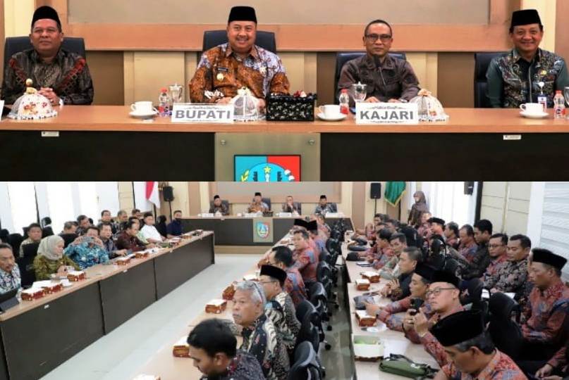 Bupati Jombang H Warsubi (kedua dari kiri) membuka sosialisasi Aplikasi Jada Desa di dampingi  Wakil Bupati Jombang Salmanudin S. Ag. M.Pd., Kepala Kejaksaan Negeri Jombang, Nul Albar, S.H., M.H., Sekretaris Daerah Agus Purnomo, S.H., M.Si, para Kepala OPD terkait, Camat serta perwakilan Persaudaraan Kepala Desa Indonesia (PKDI).