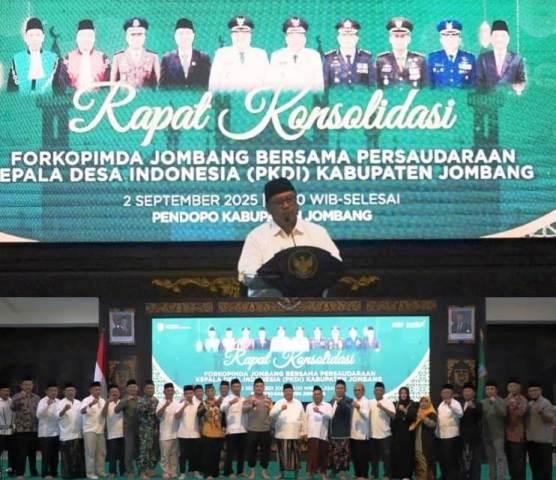 Bupati Jombang H Warsubi berdama Forkopimda dan Kepala Desa/Lurah se-Kabupaten Jombang berkomitmen menjaga kondusivitas di Pendopo Kabupaten, Selasa (2/9/2025).