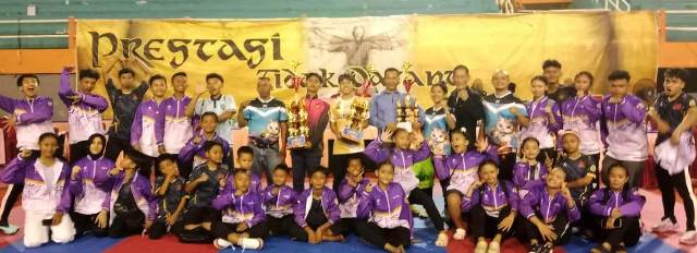 Tim JKC Jombang membawa piala utama sebagai juara umum Jombang Open Karate Championship 2025, Minggu (12/10/2025).