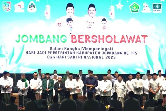 Kehadiran ulama-ulama kharismatik seperti KH. Abdurrohman Al Kautsar (Gus Kautsar) dari Ponpes Al Falah Ploso Kediri dan KH. Nur Hadi (Mbah Bolong) Pengasuh Ponpes Falahul Muhibbin, menjadi magnet yang menarik antusiasme masyarakat dari berbagai penjuru. Tentunya kehadiran Bupati Jombang bersama Wakil Bupati dan pejabat OPD bersama masyarakat menambah suasana khidmat, Rabu (22/10/2025) .