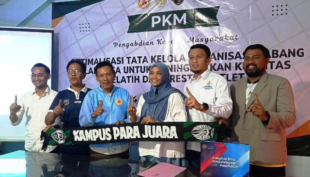 Photo bersama: Usai dilakukan penandatanganan MoU antara KONI Kabupaten Jombang dengan Prodi S-1 MANOR UNESA para pimpinan phto bersama, dari kiri: Bayu Ristiawan, S.Pd., M.Ed, Drs Tomy Wahyudi, M.Pd (Sekretaris KONI Jombang), Sumarsono, S.Pd. MM (Ketum KONI Jombang), Eva Ferdita Yuhantini, S.Pd., M.Kes., Lutfhi Abdil Khuddus, S.Pd., M.Pd., Suryanto Agung Prabowo, S.Pd., M.Pd, Jum’at (24/10/2025).  