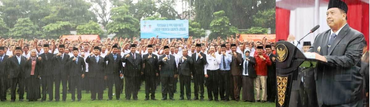 Momen penyerahan SK ini terasa istimewa dan menghangatkan. Bupati Jombang, Warsubi S.H., M.Si., didampingi Wakil Bupati Gus Salmanudin dan para Kepala OPD terkait lingkup Pemkab Jombang, memilih turun langsung ke lapangan, berbagi semangat di tengah derasnya air hujan bersama para pegawai yang kini resmi berstatus ASN.