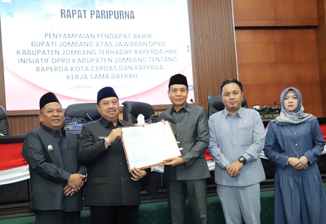 Persetujuan ini disampaikan Bupati Jombang, Warsubi, S.H., M.Si., dalam Rapat Paripurna Keempat DPRD Kabupaten Jombang, Senin (27/10/2025), yang merupakan agenda penyampaian Pendapat Akhir Bupati. 