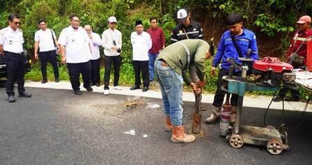 Wakil Bupati (berkopyah) didampingi pejabat teras Pemkab Jombang meninjau lokasi proyek strategis di Kabupaten Jombang, Rabu (26/11/2025).