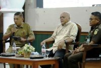 Kepala Seksi Penerangan Hukum Kejaksaan Tinggi Jawa Timut, Dr Windhu Sugiarto, S.H., M.H., CSSL. (kanan) dan Dr. Prija Djatmika, S.H., M.S., Wakil Dekan I Fakultas Hukum Universitas Brawijaya (tengah) saat dialog dipandu oleh host Arie Firmansyah (kiri), staf Dinas Kominfo Pemkab Jombang, Senin (8/12/2025).
