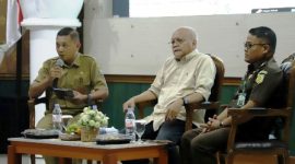 Kepala Seksi Penerangan Hukum Kejaksaan Tinggi Jawa Timut, Dr Windhu Sugiarto, S.H., M.H., CSSL. (kanan) dan Dr. Prija Djatmika, S.H., M.S., Wakil Dekan I Fakultas Hukum Universitas Brawijaya (tengah) saat dialog dipandu oleh host Arie Firmansyah (kiri), staf Dinas Kominfo Pemkab Jombang, Senin (8/12/2025).