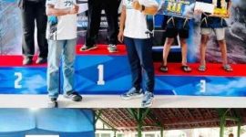 Para Juara Umum tiap kategoro memperoleh Trophy Karate Kepanjen III Tahun 2025 yang diserahkan oleh Ketua Panitia Adhe Rengga Destrian, S.Or (depan kanan) dan Ketua Komite SDN Kepanjen 2 Jombang H Irwan Prakoso, SH (kiri depan). Photo: edy danu puspito