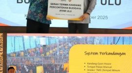 Bupati Jombang, Warsubi, S.H., M.Si., (kiri) menerima berkas perjanjian dari PT  Japfa Comfeed Indonesia Tbk (JAPFA) dari  Direktur JAPFA, Rachmat Indrajaya. Usai penyerahan dilakukan presentasi teknik yang menjelaskan keunggulan Ayam ULU yang memiliki karakteristik ayam lokal namun dengan produktivitas yang lebih terukur oleh Slamet Widodo, Head of Commercial Production PT Ciomas Adisatwa, Kamis (18/12/2025.