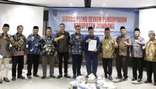 Kepala Dinas Tenaga Kerja Kabupaten Jombang Isawan Nanang Risdiyanto S.Hut., M.Si., bersama dewan pengupahan menyampaikan pengumuman UMK Kabupaten Jombang untuk tahun 2026, Rabu (24/12/2025).