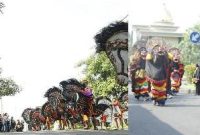 Bupati Jombang (berkopyah kiri) menyaksikan atraksi pelaku kesenian jaran dor di lapangan Pemkab Jombang, Minggu (7/12/2025).
