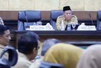 Kegiatan ini dihadiri oleh Bupati Jombang Warsubi, S.H., M. Si diwakili oleh Wakil Bupati Jombang Salmanudin, S.Ag., M.Pd, Ketua DPRD Kabupaten Jombang, Hadi Atmaji, S.Ag. bersama para Wakil Ketua, Staf Ahli, Asisten, dan seluruh Kepala Perangkat Daerah, Senin (15/12/2025). 