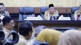 Kegiatan ini dihadiri oleh Bupati Jombang Warsubi, S.H., M. Si diwakili oleh Wakil Bupati Jombang Salmanudin, S.Ag., M.Pd, Ketua DPRD Kabupaten Jombang, Hadi Atmaji, S.Ag. bersama para Wakil Ketua, Staf Ahli, Asisten, dan seluruh Kepala Perangkat Daerah, Senin (15/12/2025). 