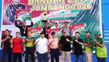 Bupati bersama Dandim dan Forpimda Kabupaten Jombang berphoto bersama dengan para Juara Tenis Lapangan Dandim Cup I tahun 2026, Minggu (11/01/2026) di GOR Indoor, Jombang. 