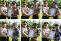 Penghargaan tersebut diserahkan dalam apel yang dipimpin langsung oleh Kapolres Jombang AKBP Ardi Kurniawan, S.H., S.I.K., CPHR di lapangan Mapolres Jombang, Senin (19/1/2026). 