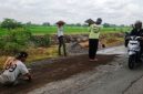 Plt PURP Kabupaten Jombang, Imam Bustomi, S.T., (photo kiri) dan para pekerja sedang melakukan perbaikan jalan di wilayah Kabupaten Jombang.   Photo: istimewa/edit