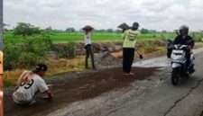 Plt PURP Kabupaten Jombang, Imam Bustomi, S.T., (photo kiri) dan para pekerja sedang melakukan perbaikan jalan di wilayah Kabupaten Jombang.   Photo: istimewa/edit