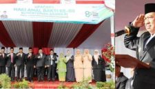 Bertindak sebagai Inspektur Upacara, Bupati Jombang Warsubi S.H., M.Si membacakan amanat dari Menteri Agama RI, Nasaruddin Umar. Upacara ini turut dihadiri Wakil Bupati Jombang Gus Salmanudin, S.Ag., M.Pd., Sekda Agus Purnomo, SH., M.Si., serta Kepala Kantor Kemenag Jombang, Dr. H. Muhajir, S.Pd., M.Ag. Kehadiran tokoh-tokoh lintas agama dari FKUB, Baznas, hingga pimpinan ormas seperti PCNU dan LDII, memperkuat potret Jombang sebagai harmoni mini Indonesia.