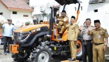 Acara ini turut dihadiri oleh jajaran Forkopimda, termasuk Kapolres Jombang AKBP Ardi Kurniawan, Sekdakab Jombang Agus Purnomo S.H., M.Si, Asisten, Kepala OPD terkait, perwakilan organisasi tani seperti HKTI, Tani Muda Indonesia, Askom, perwakilan dari AFCO Group, Kepala Desa dan Perangkat Desa lokasi Kelompok Tani, Ketua dan Pengurus Poktan penerima Bantuan Alsintan, Brigade Pangan dan Penyuluh Pertanian Lapangan, Senin (5/1/2026).