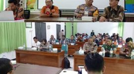 Panitia PORNIKES dari STIKES HUSADA, Mancar Peterongan, dari kiri: Roni Setiawan, Panpel Kabupaten Jombang, kedua dari kiri Ketua Panpel dari PORNIKES Jawa Timur, ketiga dari kiri Kapolsek Peterongan AKP Solihin dan kanan, Wakil Ketua Stikes Husada, Jombang serta photo bawah peserta rakor, Kamis (29/1/2026). 