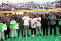 Photo bersama para atlet dan Forpimda usai dilakukan pembukaan dan penyerahan secara simbolis Kartu BPJS Ketenagakerjaan, oleh Wabub dan Wakapolres perwakilan didampingi Kapala Cabang BPJS Ibrahim Hadi Wibowo bertempat di GOR Merdeka, Jum’at (16/1/2026). 