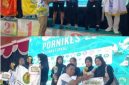 Photo atas: Ketua Panitia PORNIKES Kabupaten Jombang Roni Setiawan dari STIKes Husada Jombang menyerahkan medali dan predikat juara atlet Badminton ganda putra. Photo bawah: HM Tamim, Ketua Cabor Tenis Meja Kabupaten Jombang menyerahkan medali kepada Juara Ganda Putri tim Atlet Cabor Tenis Meja, dalam rangkaian penutupan, Minggu (8/2/2026).