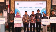 Pada kesempatan tersebut Bupati didampingi Sekdakab Jombang dan Kepala BPJS Ketenagakerjaan Ibrahim Hadi Wibowo juga menyerahkan santunan Jaminan Kematian kepada ahli waris dari perangkat desa dan petugas ambulans desa yang telah berdedikasi, sebagai bentuk komitmen perlindungan sosial bagi pelayan masyarakat di tingkat desa.