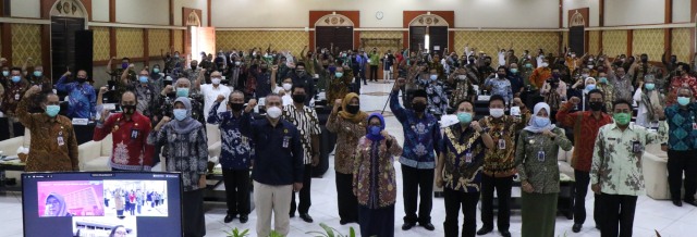 Bupati, Wakil Bupati, Sekdakab, Kepala OPD, Camat, Kades dan Tim Kementrian ESDM Photo Bersama dalam Rangkaian Konsultasi Publik Pembangunan Jaringan Gas Bumi untuk Rumah Tangga, Selasa, (15/9/2020).